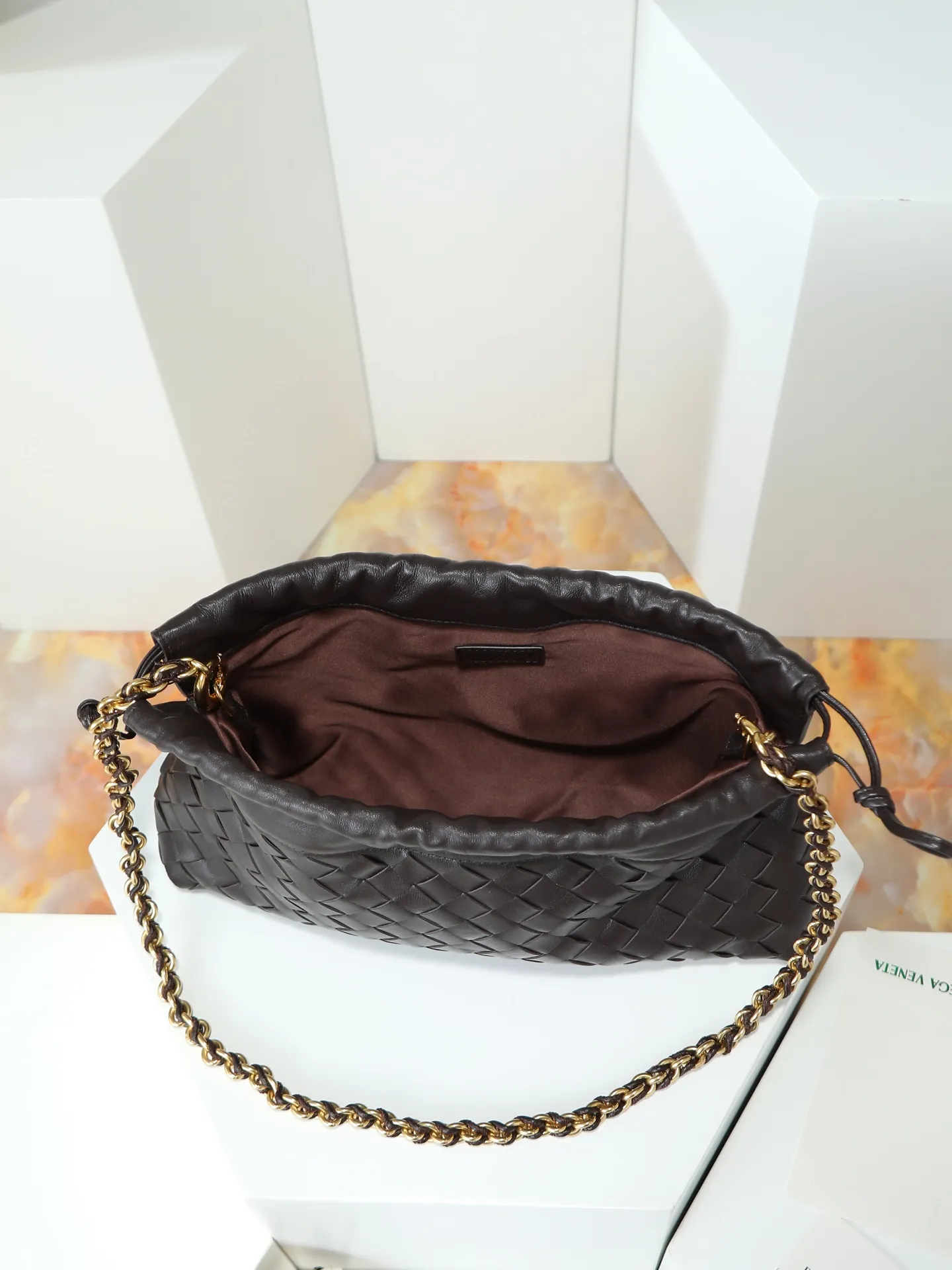p1600. BOTTEGA VENETA 2025 new women's Dustbag Notte clutch. Dustbag, which has been very popular since its launch, has a chain clause! ! The hand-carrying method is reminiscent of the classic bag type Pouch , light and elegant, the retained drawstring design can be used as a bag, and the chain is longer, which is very suitable for sisters who like to carry their hands cross-body with their hands free. No matter which way you carry it, you can change the way you carry it according to the occasion and your mood of the day, which can make the overall outfit more fashionable🪄🪄The body of the bag has also been widened. It is the rainy season and the weather is hot, so it can easily accommodate small umbrellas and water bottles. The interior is made of nylon, which is light and comfortable to carry, and is very suitable for summer use. Style number: 839394 Size: 33*19*8cm